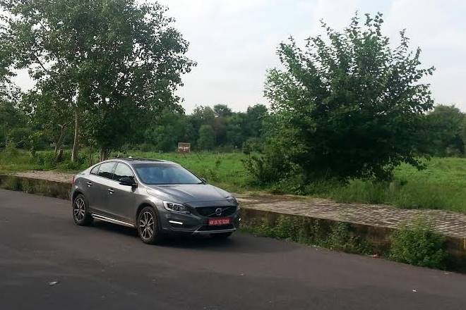 Meet the new S60 Cross Country, wherein Volvo gave S60 the Cross Country treatment. What that means is that the S60 Cross Country now has qualities of SUVs in order to overcome slush, bad roads, sand and similar off-road conditions. 