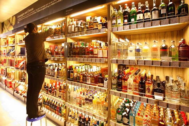 The Sindh High Court (SHC) directed the provincial excise and taxation authorities to recall all licenses granted to wine shops here over 'astonishingly high' sale of liquor in the past three months at 11 outlets in the posh areas of Clifton and Defence. (Reuters)