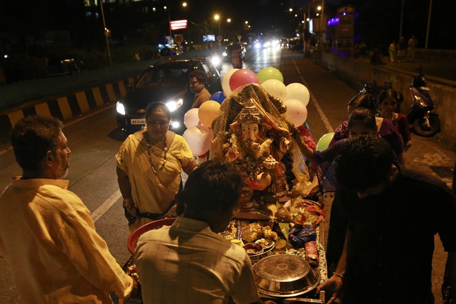 ganesh visarjan, ganesh visarjan 2016, ganesh visarjan photos, ganesh visarjan images, ganesh visarjan pics, Lalbaugcha Raja, Lalbaugcha Raja photos, Lalbaugcha Raja visrajan, Mumbaicha Raja, Mumbaicha Raja visrajan, Mumbaicha Raja pictures, mumbai, mumbai news