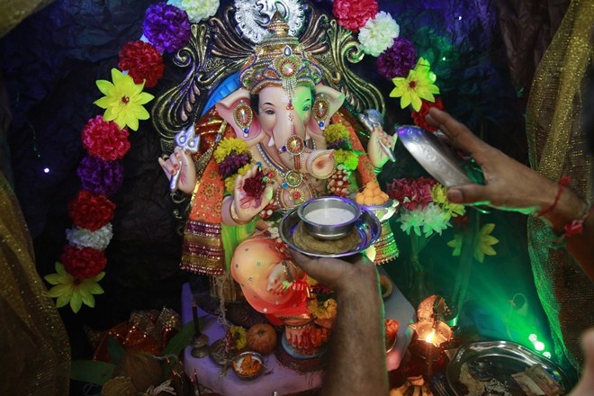 ganesh visarjan, ganesh visarjan 2016, ganesh visarjan photos, ganesh visarjan images, ganesh visarjan pics, Lalbaugcha Raja, Lalbaugcha Raja photos, Lalbaugcha Raja visrajan, Mumbaicha Raja, Mumbaicha Raja visrajan, Mumbaicha Raja pictures, mumbai, mumbai news