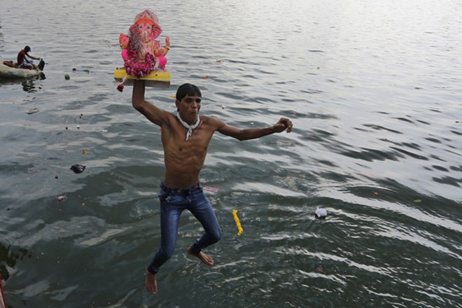 ganesh visarjan, ganesh visarjan 2016, ganesh visarjan photos, ganesh visarjan images, ganesh visarjan pics, Lalbaugcha Raja, Lalbaugcha Raja photos, Lalbaugcha Raja visrajan, Mumbaicha Raja, Mumbaicha Raja visrajan, Mumbaicha Raja pictures, mumbai, mumbai news