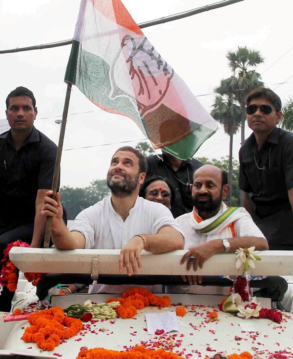 Rahul Gandhi, Rahul Gandhi News, Rahul Gandhi Yatra, Rahul Gandhi Kisan Yatra, Congress, Congress Flag, Chandrashekhar Azad, Hemwati Nandan Bahuguna, Nehru-Gandhi Family, Samajwadi Party, Uttar Pradesh, Rahul Gandhi in Utaar Pradesh