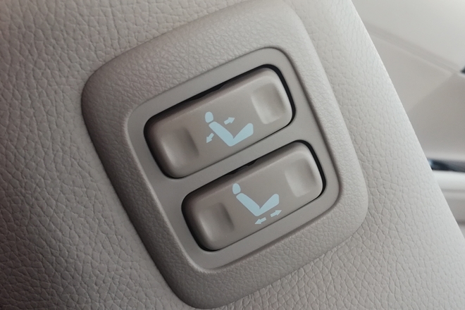 The co-driver's seat can be adjusted by the passenger sitting in the rear through the electrically adjustable buttons located on the right side of the seat