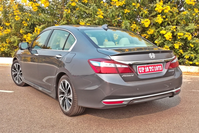 Like the front design, the Honda Accord Hybrid has a very elegant rear 