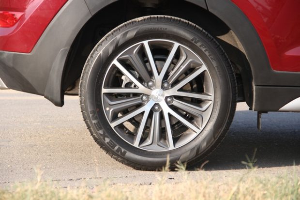 Hyundai Tucson is available in front-wheel drive version (Image credit: Auto Tech Review)