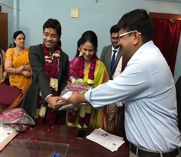demonetisation, demonetisation effect, ias couple, ias couple wedding, ashish vashishtha, ashish vashishta, saloni sadana, saloni sidana, bhind, andhra pradesh, ias couple marriage, ashish weds saloni, ashish saloni marriage, india, financial express, bhind collector, bhind collector T Ilaya Raja, T Ilaya Raja