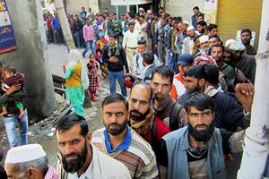 People queue outside the State Bank of India and Jammu & Kashmir Bank to deposit and exchange 500 and 1000 currency notes. (PTI)