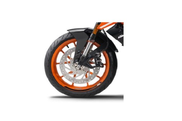 The 2017 Duke 390 features a die-cast alloy swingarm, based on the unit used in the larger 690 Duke R