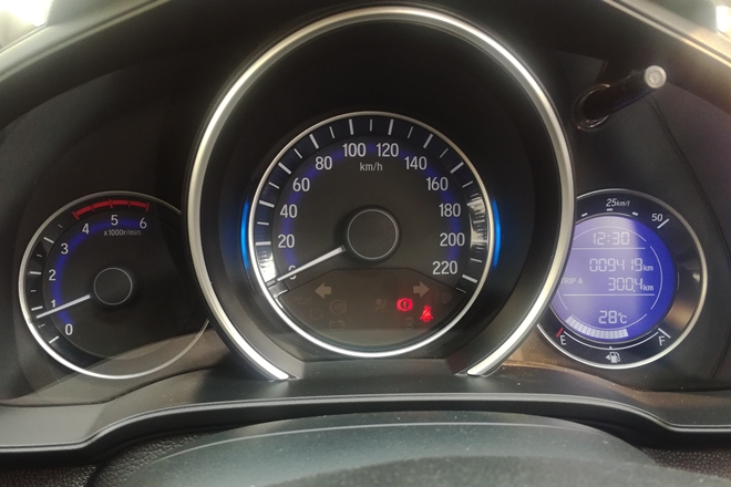 There are two ambient lights on each side of the speedometer which show the driver of the Honda Jazz diesel if he/she is driving for better fuel efficiency