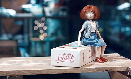 The ad ends with Juliette deciding to accompany the boy-toy and we find them both exiting the outlet in their owner’s carry bag.