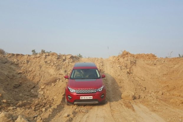 Land Rover Discovery Sport petrol is powered by a 2.0 litre turbocharged engine that develops 240 hp and 340 Nm