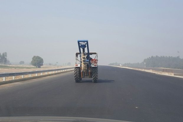 Such tractors with drillers for poles can be found almost all along the way as signboards barely exist on the expressway