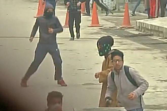 Youngsters pelting stone during the clashes at Jammu and Kashmir. (Source: Twitter)