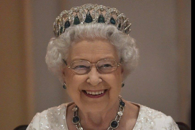 queen elizabeth, queen elizabeth sapphire jubilee, queen elizabeth net worth, queen elizabeth crown, queen elizabeth money, queen elizabeth crown jewels, queen elizabeth photos, queen elizabeth age