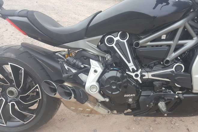 With a power output of 156 hp, the 1,262 cc L-twin engine is not only outrageously powerful but drop-dead gorgeous as well