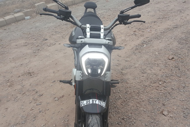 A sleek headlamp with sharp LED DRLs nestled between 50 mm forks lend the XDiavel S with an imposing front look.