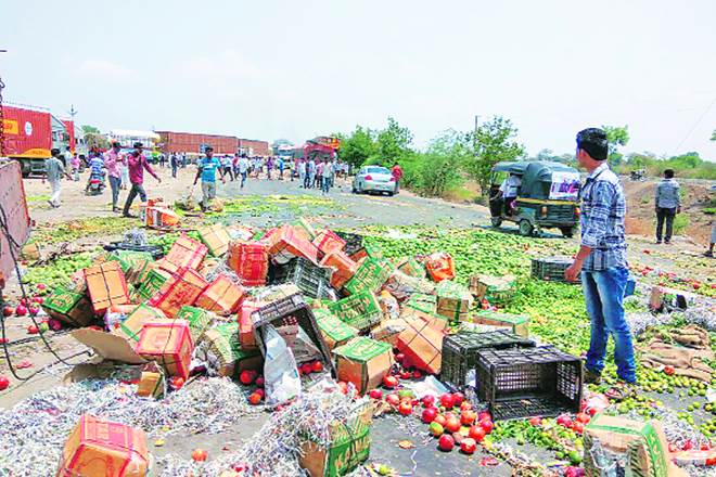 farmers strike, farmers strike in maharashtra, strike in maharashtra, supply disrupted in maharashtra due to strike