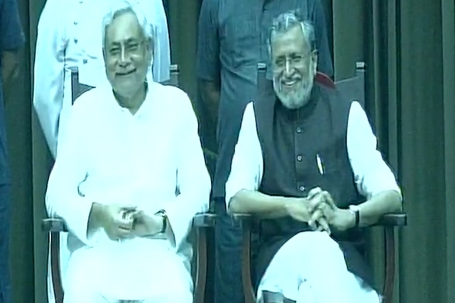 Nitish Kumar oath taking ceremony, Nitish Kumar oath taking ceremony live, Nitish Kumar swearing in live, Nitish Kumar swearing in, Nitish kumar resigns, Nitish Kumar, nitish kumar quits, nitish kumar resigned, bihar cm quits, Lalu yadav, Lalu nitish, Tejashwi Yadav, Nitish Tejashwi, narendra modi nitish, narendra Modi, modi news, modi nitish, amit shah, grand alliance, rahul gandhi, congress, mahagathbandhan, BJP, RJD, JDU, bjp news, bihar news, patna news, all about nitish kumar, nitish kumar cm
