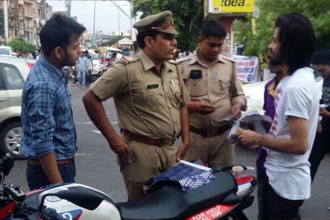 good act, police good work, policeman good act, sho dushyant rana, ghaziabad police saves men life, dushyant rana ghaziabad police, ghaziabad police officer saves man life