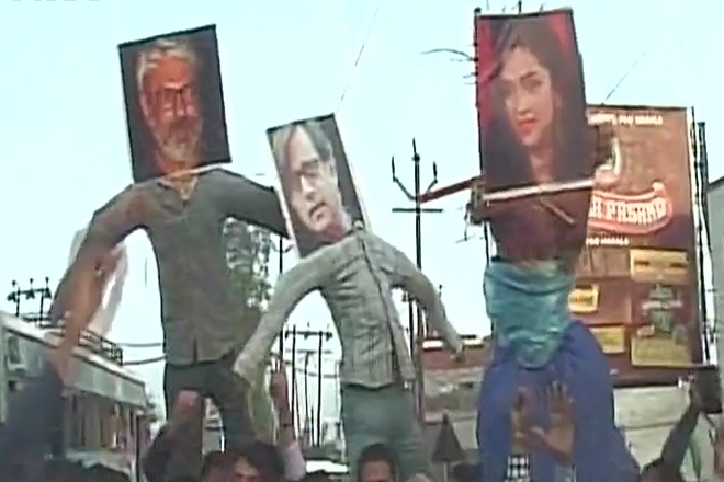 Padmavati, padmavati controvery, padmavati controversy live, padmavati controversy live updates, Sanjay Leela Bhansali, Deepika Padukone, Ranveer Singh, Shahid Kapoor, Padmavati protest, Padmavati news, padmavati movie, padmavati ban, BJP, karni sena, entertaninment