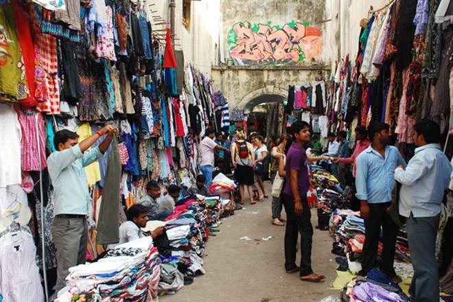 sarojini nagar, sarojini nagar parking, sarojini nagar shopping, sarojini nagar market, tourist at sarojini nagar, south delhi market place, south delhi market