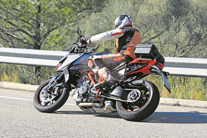 ktm super duke gt vs bmw s1000xr