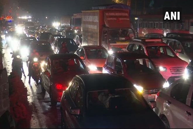 Mumbai Traffic Jam, bhima koregaon news, bhima koregaon latest news, bhima koregaon dangal, mumbai police, traffic, Pune, Buses,Hadapsar, Fursung, Ahmednagar, Aurangabad, chembur, mumbai traffic, mumbai bandh, maharashtra dalit protests, mumbai bus services, mumbai local trains