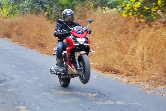 Yamaha Fazer 25 pops its front wheel