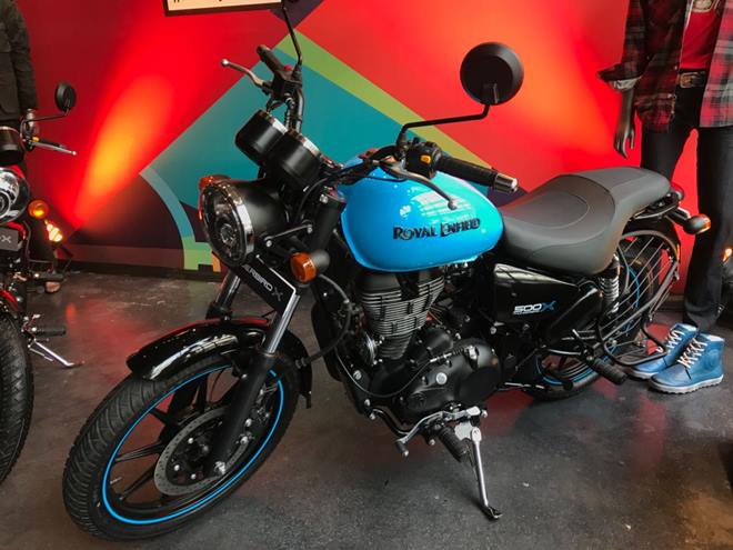 2018 Royal Enfield 500X feature alloy wheels, tubeless tyres and a single-piece seat