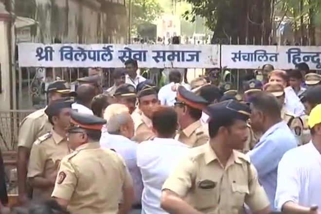 Visuals from outside Vile Parle Seva Samaj Crematorium.