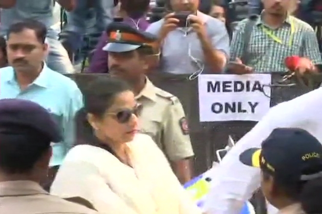 Vidya Balan, her husband Siddharth Roy Kapur arrive at Vile Parle Seva Samaj Crematorium