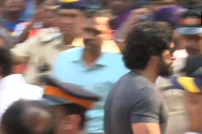 Farhan Akhtar arrive at Vile Parle Seva Samaj Crematorium