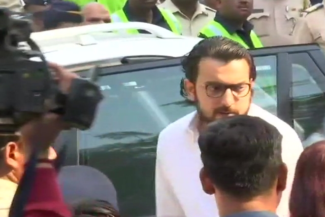 Dia Mirza and her husband Sahil Sangha arrive at Vile Parle Seva Samaj Crematorium