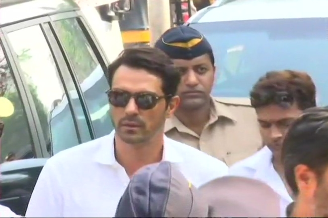 Arjun Rampal arrive at Vile Parle Seva Samaj Crematorium in Mumbai
