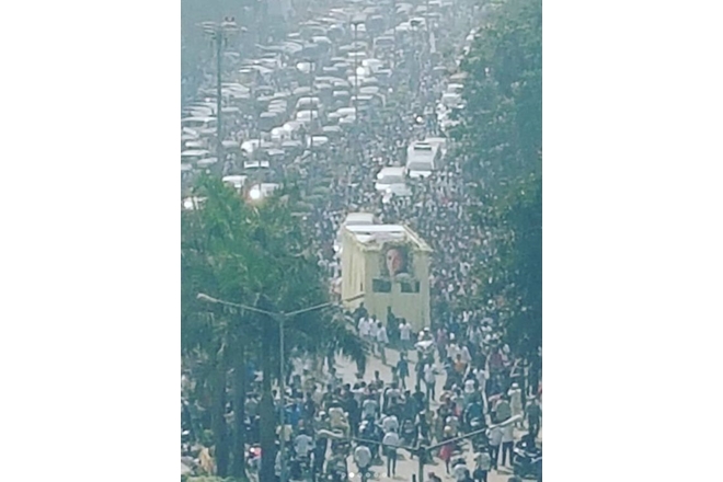 The truck carrying Sridevi on its way to Vile Parle Seva Samaj Crematorium and Hindu Cemetery seen surrounded with fans.