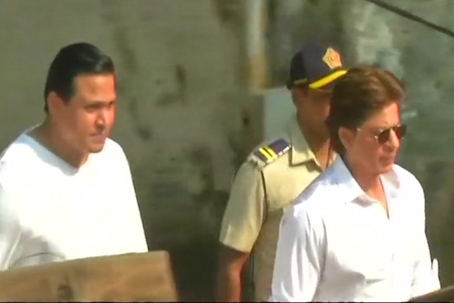 Visuals of Shah Rukh Khan at the Vile Parle Seva Samaj Crematorium and Hindu Cemetery.