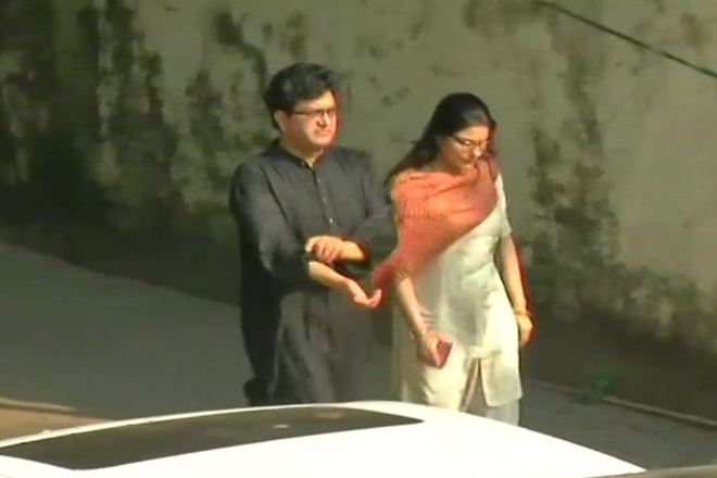 Visuals of Prasoon Joshi at Vile Parle Seva Samaj Crematorium.