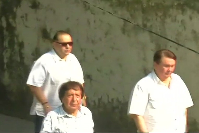 Visuals of Randhir & Rajiv Kapoor at Vile Parle Seva Samaj Crematorium.