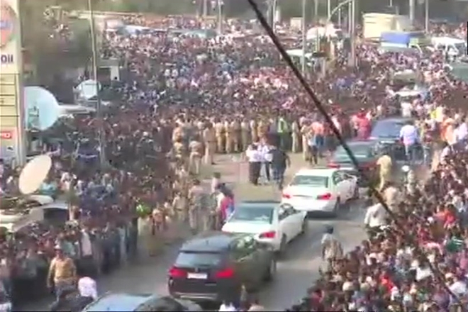 Huge crowd outside Vile Parle Seva Samaj Crematorium