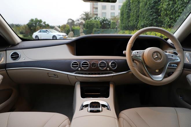 Even with the display off the long screen looks elegant and matches the rich character of the S-Class