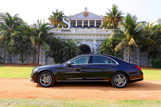The silhouette of the new S-Class remains largely unchanged. Nonetheless, the car looks more elegant now