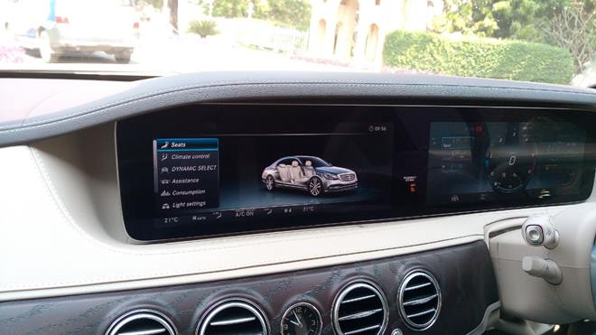 The single display screen combines the centre console display and instrument cluster in one unit and looks smashingly good