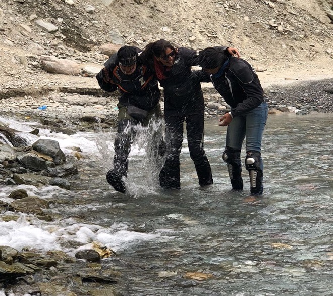 royal enfield himalayan odyssey 2018 indian army fun at water crossing