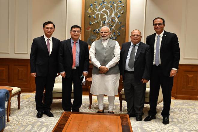 Prime Minister Shri Narendra Modi with Mr Chen Zhixin, President, SAIC Motor Corp (Left side of PM) and Mr Rajeev Chaba, President & Managing Director, MG Motor India