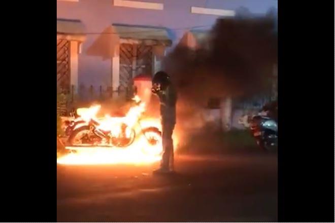 man burns his bike royal enfield thunderbird
