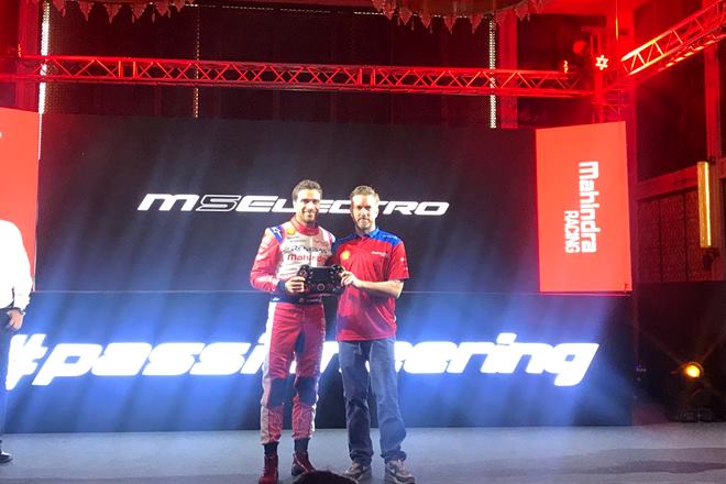 Nick Heidfeld handing over the steering wheel to Mahindra Racing's new driver Jérôme d'Ambrosio