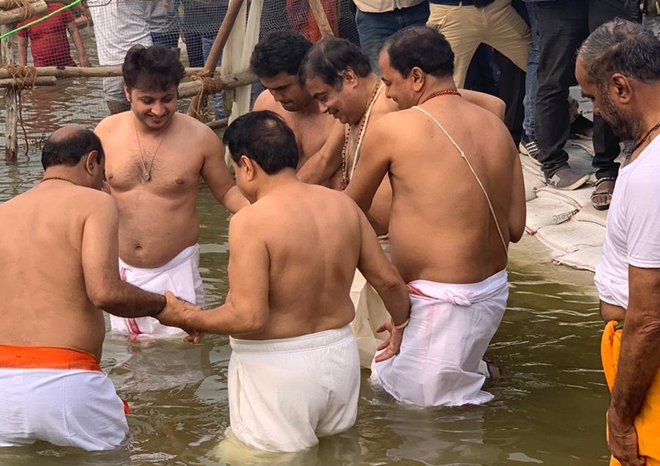 Gadkari Kumbh snan