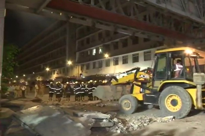 CST CST bridge collapse, Mumbai bridge collapse, elphinstone, FOB, BMC, railway, Mumbai police, suresh prabhu, maharashtra, Fadnavis, Modi