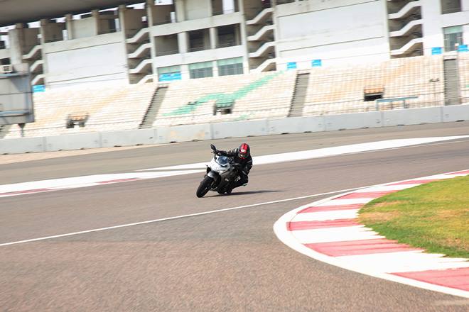 suzuki gixxer sf 250 review budh international circuit