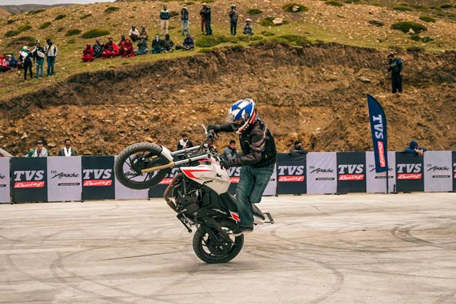 Indian Apache Bike Stunts